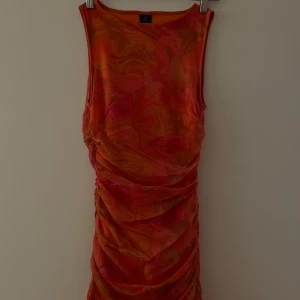 Figursydd klänninh - Mycket bra skick, använts ett par gånger och får många komplimanger. Har scrunch på sidorna vilket gör den figursydd. Swipe för olika bilder