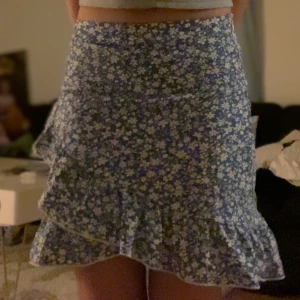 Blommig kjol - En blå blommig kjol som inte används,priset går att diskutera🤍