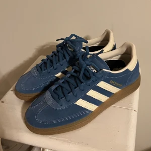 Adidas Spezial - Adidas spezial i en fin ljusblå färg. Använda ett få tal gånger så de är som nya! Skriv för fler bilder🩷