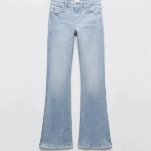 Zara jeans - (Lånade bilder från zaras hemsida) Jag säljer ljusblåa bootcut jeans från zara. Köpte dem från zarabutiken och har inte använt dem supermycket, men man ser att de är använda på byxändan (tredje bilden) Innerbenslängd:82cm midjemått:40cm