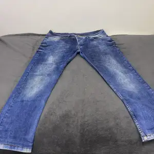 Säljer ett par snygga blå jeans från Armani Jeans. De har en klassisk femficksdesign och en cool tvättad look som ger dem en avslappnad stil. Perfekta för både vardag och fest! 🕺