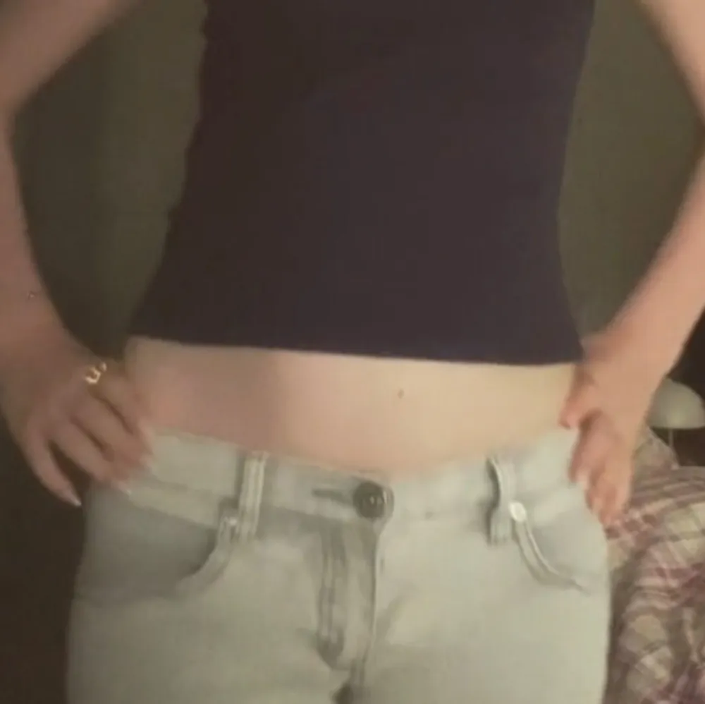 Jätte snygga gråa low waist jeans ❤️ köpte på en marknad i somras tyvärr har de blivit för korta❤️ De har snygga fickor . Jeans & Byxor.