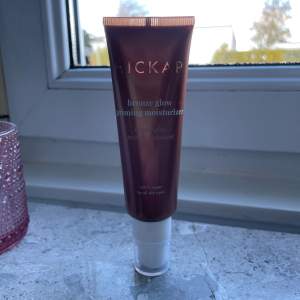 Säljer en Bronze Glow Priming Moisturizer från Hickap. Den kommer i en snygg bronzig tub och är 100% vegansk. Perfekt för alla hudtyper och ger en härlig glow under sminket. Den har kommit till användning ett fåtal gånger! (50ml)