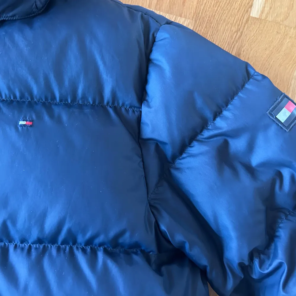 Tommy Hilfiger vinterjacka i storlek 164. Färgen är mörkblå.   Jackan är superfin och varm och i jättefint skick.   Nypris 2200kr. Jackor.