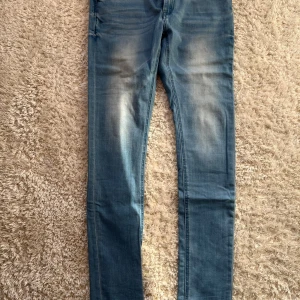 Cr7 jeans - Säljer nu dessa ljusblå jeans från Cristiano Ronaldos märke. Jeansen sitter som skinny jeans och har storleken W34 L34. De är i nyskick endast använda 1-2 gånger.