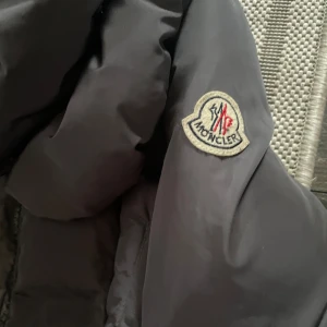 Moncler jacka  - Säljer då den ej används. Storlek xs. Den är mörkgrå