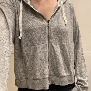 Huvtröja från Hollister🤩 - Tunn och skön💕inga uppenbara defekter! Märkt som strl M men jag är xs-s o den blir bara extra oversized 