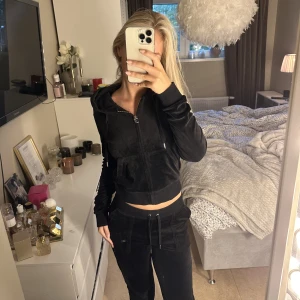 JUICY DRESS  - Svart juicy dress, knappt använd i storlek S.