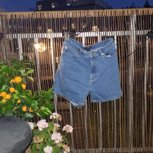 Jeansshorts  - Jeansshorts. Frakt tillkommer 