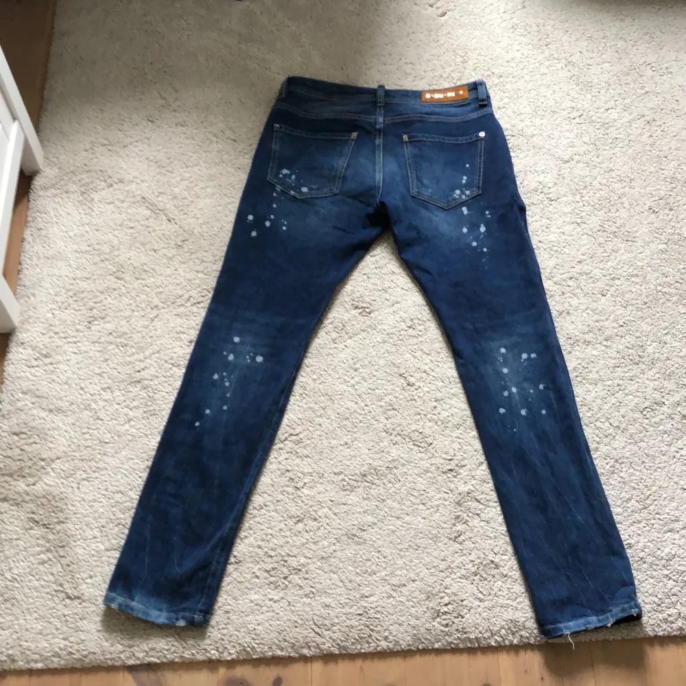 Galet feta d2 jeans med slitningar. Perfekt passform och galet skick. Det är storlek EU 48 och brittisk 32. Om du har frågor kom privat🔛🔝✅. Jeans & Byxor.