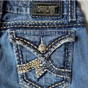 miss me jeans - Säljer mina fina miss me jeans som jag köpte nu med var tyvärr för stora på mig🥲 tänkte inte riktigt på storleken… knapps använda men vill ba bli av med dem! Bra skick och jätte fina i sitt material #BUDA!!