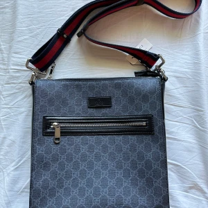 Gucci Messenger bag  - Aldrig använd kvitto och allt följer med. Tveka inte på att höra av dig vid funderingar. Pris kan diskuteras, köpt för 1379 beställnings kvitto finns 