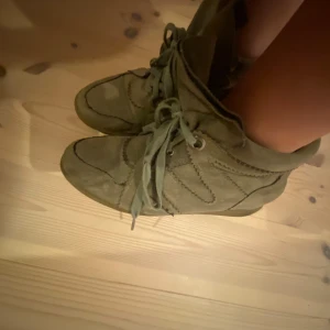 Isabell marant liknande skor  - Isabell marant liknande  mörkgröna skor!💕 Klpte på vinted och aldrig använt, är i fint skick💕