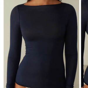 Intimissimi tröja - Säljer min mörkblåa Intimissimi tröja, säljer även en svart med spets och man kan få båda för 450kr!🩵