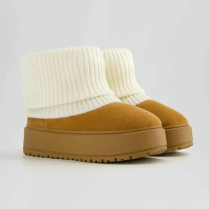 Uggs - Uggs med benvärmare från bershka. Använt 1 gång. Storlek 39. Skriv för bild på skorna. Köpte för 600