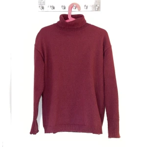 Stickad skön tröja  - Knappt använd. Fin och skön i storlek S, den är större i storleken och väldigt stretchig så passar även M och kanske också L