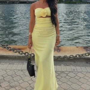 Gul satin klänning - Använd en kväll. Väldigt bra skick. 