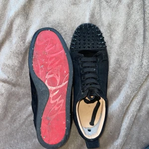 Louboutin skor 4-5 år gamla knappt använda - Helst byten, saknar box o kvitto därför så billigt.  Strl 41-42