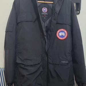 Vinter jacka   - Helt bra jacka man får.mycke varme 