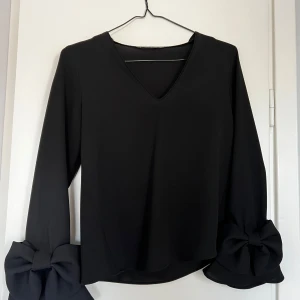 Svart Blus Från Zara - 🖤Använd En Gång 🖤Mycket Bra Skick
