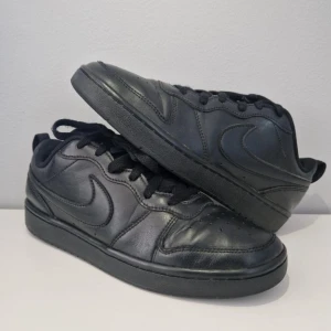 Nike Court Borough Low - Skorna är i storlek 40 och är i väldigt fint skick, används inte längre för har blivit för små. Nypris runt 750  kronor. Skriv till mig för extra frågor eller andra bilder. Skorna finns i Norrtälje, köpare står för ev frakt. 