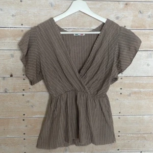 Söt blus - Jättefin blus som jag köpte av en tjej på vinted, var från början en klänning som är klippt till en topp, därav bild 3💕