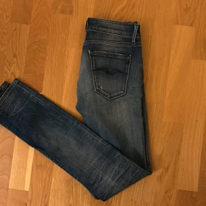 Replay Jeans  - Tja! Säljer nu dessa as feta Replay jeans i storlek 27/32 för endast 250!🌟Jeansen är i perfekt skick och har bara använts några gånger! Skriv vid frågor eller funderingar🤩