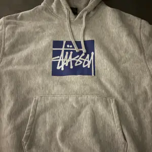 Storlek M, grå stussy hoodie. Använt en gång tvättats en gång.