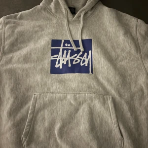Stussy hoodie. - Storlek M, grå stussy hoodie. Använt en gång tvättats en gång.