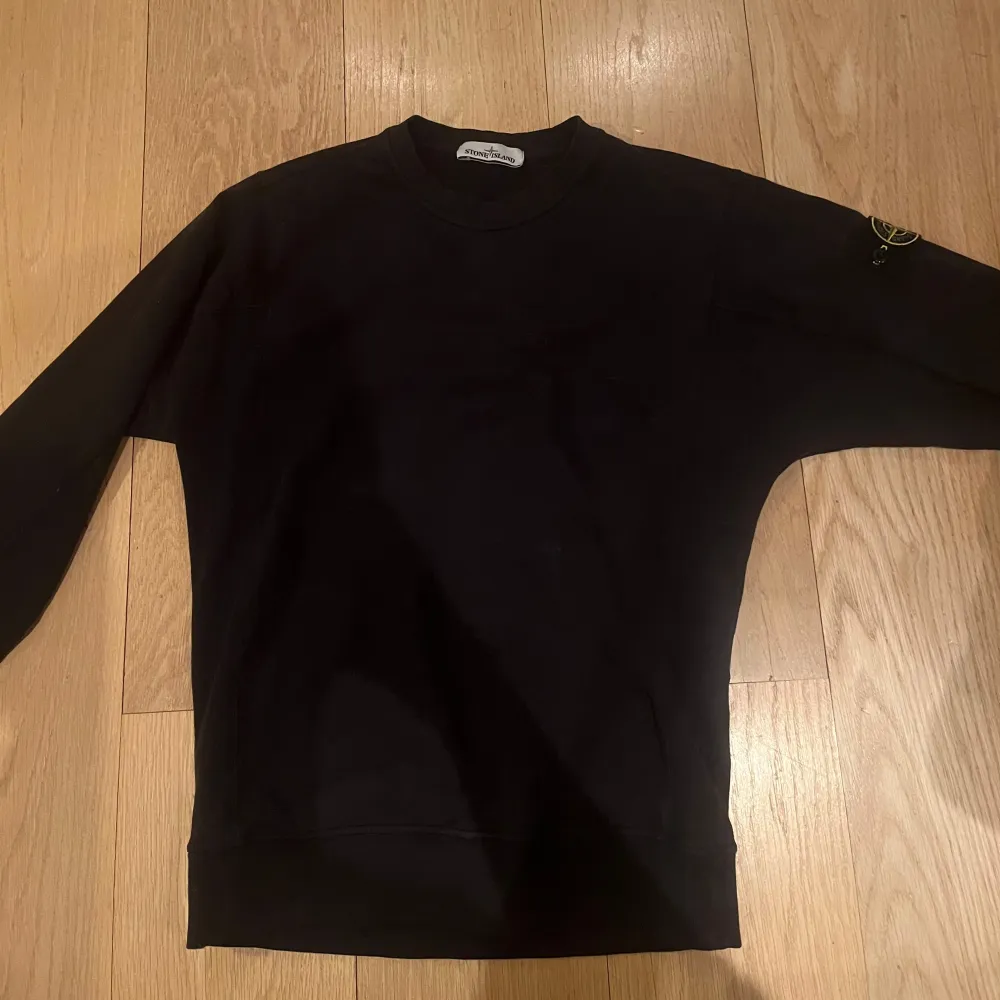 En stone island sweatshirt i bra skick. Köpt för 2300kr för ca två år sen men använd väldigt lite. Skick 8/10, inga deffekter.. Tröjor & Koftor.