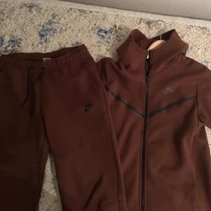 Brun Nike tech fleece - Storlek S i koftan och M i byxor. Hely nya! Köpt för 2200kr Säljs för 1900kr Kan diskutera pris vid snabbaffär⭐️