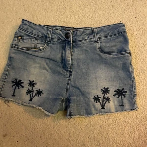 Lowrise jeansshorts med mönster  - Blå jeansshorts från basics orchestra, ingen slitage. Typ aldrig använda, nypris 19€.  Lowrise