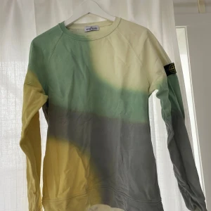 Stone Island Tie Dye Crew tjocktröja - Skick: 8/10 Nypris: 2500 Pris går att förhandla Kontakta för fler bilder