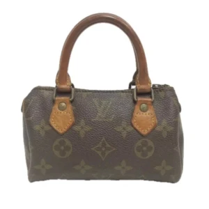 Louis Vuitton Mini Speedy - Perfekt att ha med sig om man ska på en liten utflykt!! Du får plats för din telefon, korthållare, nycklar och lite smink. Speedy tillför en touch av lyx och stil till varje outfit och med en elegant och tidlös design. 
