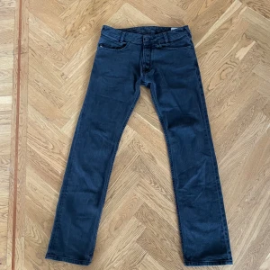 Diesel jeans W30 - Säljer dessa stilrena jeans från Diesel. Skick 8/10. Säljer dom då jag är i behov av pengar för stunden. Frågor eller funderingar? Skriv.