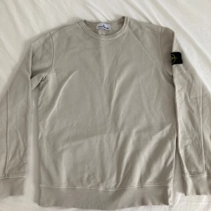 Stone island tröja  - Knappt använd, ny pris 2900. Fungerande Scan och nfc tag.  Inga fläckar eller defekter.   Skriv om du har några funderingar !