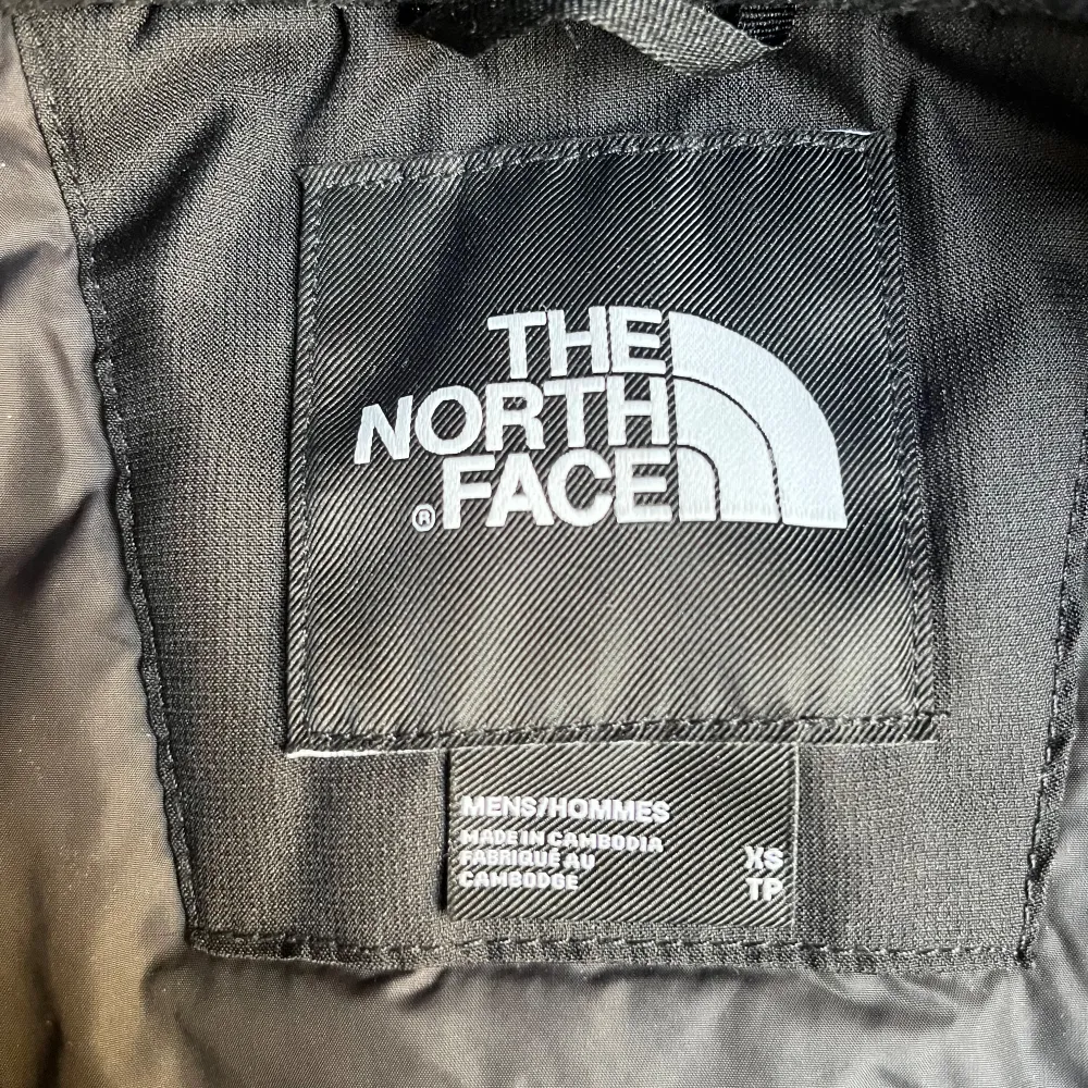 Säljer denna svarta the north face jackan i storlek xs ( mäns storlek ) har små defekter på varje arm! . Jackor.