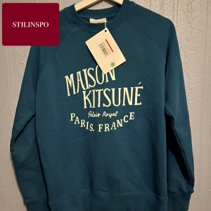 Maison kitsune tröja - Helt ny med alla tags! Aldrig använd: 10/10 skick! Nypris: 2199kr  