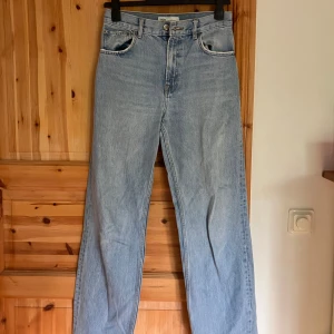 High waist jeans från Zara - Högmidjade eans från Zara. I mycket bra skick. Står att de är i storlek 36, men skulle säga att det mer är M, då de är för stora för mig som har S. 