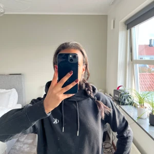 Svart hoodie från Calvin Klein - Säljer en snygg och bekväm svart hoodie från Calvin Klein. Den har en klassisk design med CK-loggan på bröstet och justerbara dragsnören i huvan. Passar till allt och är i bra skick! Köpt för cirka 900 kr