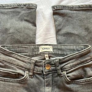 Only Jeans  - Säljer mina Only jeans då de inte kommer till användning.  Mycket bra skick och knappast något slitage! 💞 Är mid waist och bootcut/flare. Nypris: 549kr