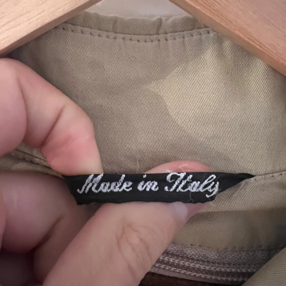 Säljer denna otroligt fina vintage trenchcoaten inköpt secondhand i Paris. Trenchcoaten är tillverkad i Italien med fina detaljer och löstagbart foder på insidan vilket gör att den både passar vinter och höstbruk. Finns två fläckar se bilder. Takit.