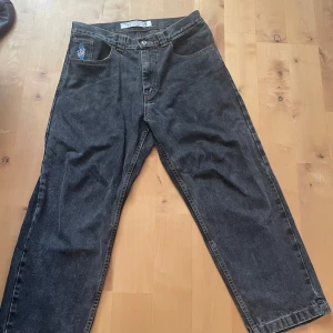 Polar Skate Co 93 Denim byxor 30/30 (orginal logga)! - Hej! Säljer dessa Polar Skate Co 93 Denim byxorna i storlek 30/30! Loggan är den gammla versionen vilket inte säljs längre. Det är lite smått färgstänk på framsidan av byxorna allt syns på bilderna. Köpta på Streetlab i Malmö. 