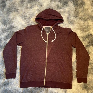 Zip Hoodie - Säljer en zip hoodie som är sluten på ryggen. Den är utan skador och överlag i bra skick. Skriv gärna vid frågor, fraktas inom 48h📦📬