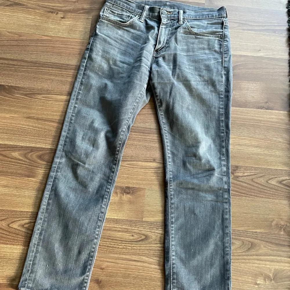 Snygga jeans i använt skick. Har haft en plånbok i ena bakfickan om ni undra. Skulle säga att dom är 7/10 skick men jättefina faktiskt . Jeans & Byxor.