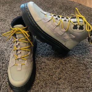 Dr. MARTENS BOURY EXTRA TOUGH UTILITY-KÄNGOR - Hej,  Säljer ett par Dr Martens kängor som inte används. Brukade endast 5-10 ggr, så klart det finns små spår av användning. Stort sett som nya annars… Storlek på känga 42, motsvarar 43 som jag själv har i dom flesta skor.  https://www.drmartens.com