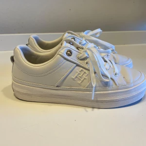 Sneakers Tommy Hilfiger - Sneakers dam, Tommy Hilfiger, strl 39. Endast använda ett par gånger. Nypris 1200kr