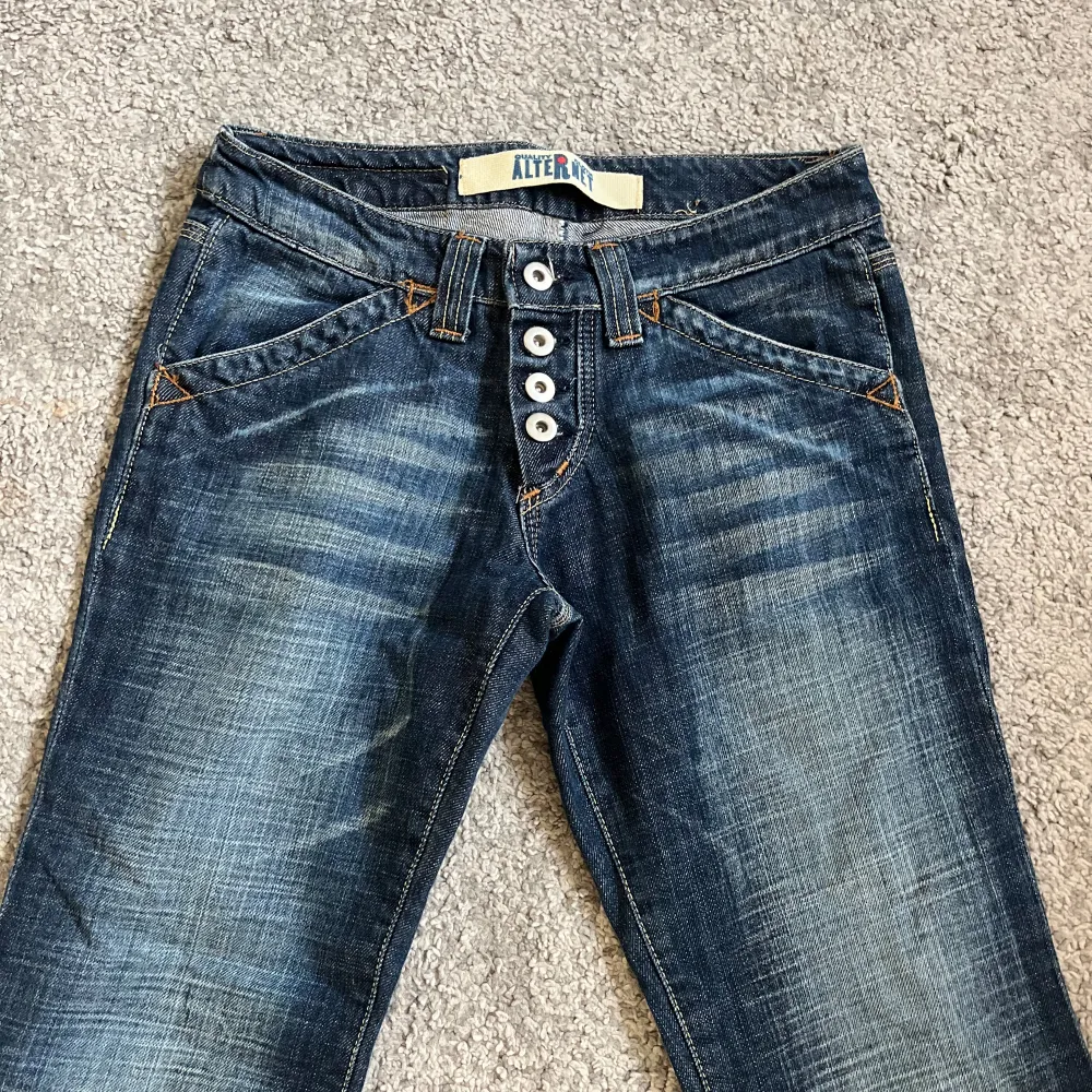 Säljer ett par vintage jeans som ser ut o va helt oanvända! Dom har låg midja och är utsvängda, passar till allt💕💕. Jeans & Byxor.