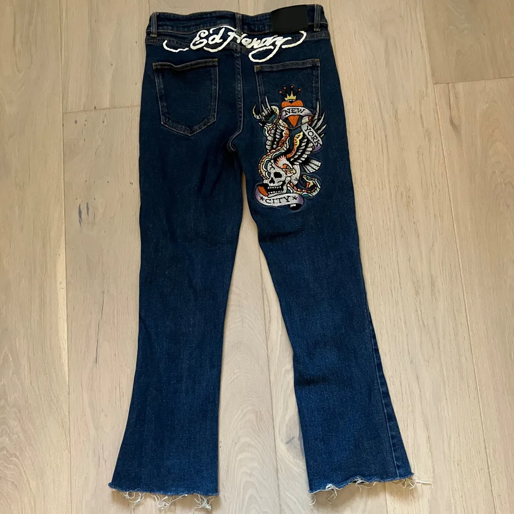 Säljer jättesnygga ed hardy jeans (vet inte om de är äkta för köpte second hand). De är avklippta längst ner, så läs måtten ☺️  Midja rakt över: 35,5 cm Innerbenslängden: 61 cm Hela längden: 88,5 cm. Jeans & Byxor.