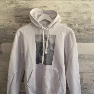 The Cool Elephant Mona Lisa - Tja! Säljer en fet hoodie från The Cool Elephant | Storlek S | Skick: 9/10